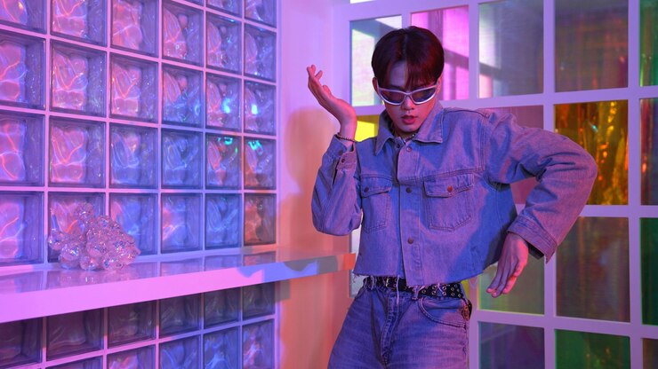 Foto artista asiático se movendo em dança freestyle enquanto olha para a câmera regalement