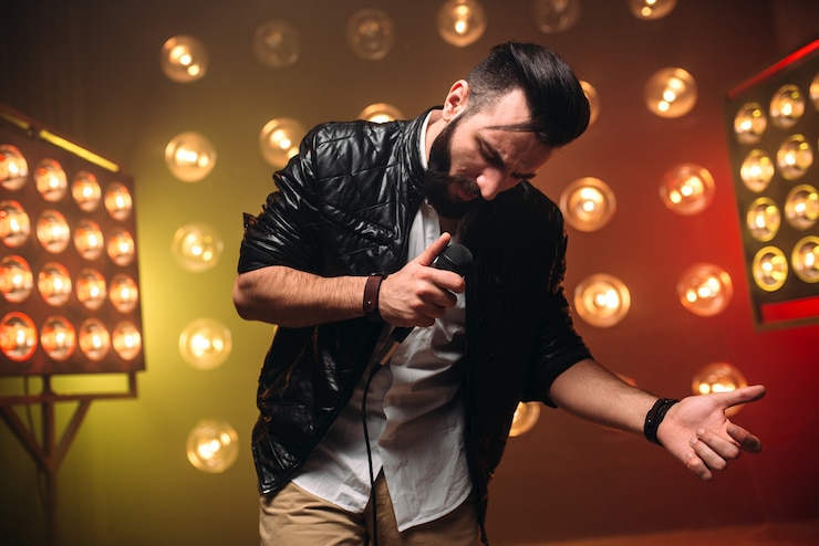 Foto artista barbudo con micrófono canta una canción