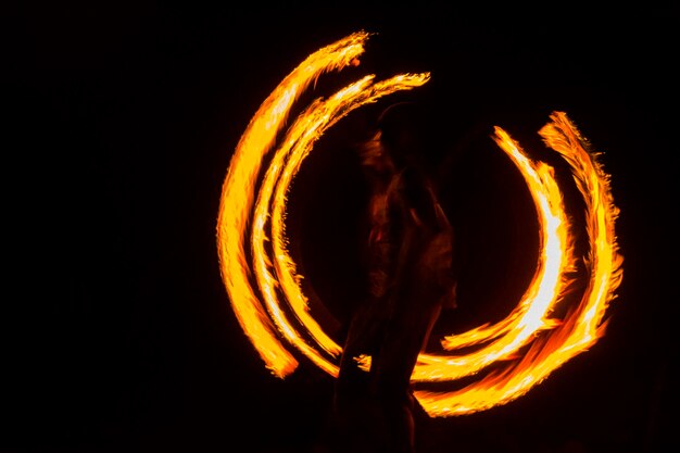 Artista de bomberos por la noche