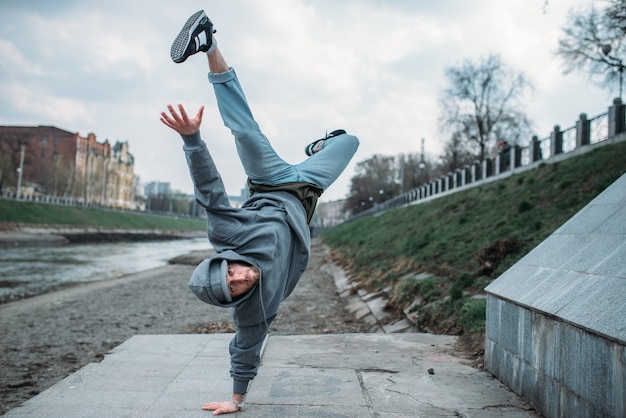 Artista de breakdance, movimiento al revés en la calle. Estilo de danza moderna. Bailarín