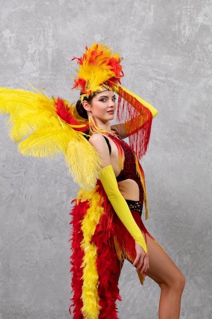 Artista de cabaret femenino posando en traje de plumas