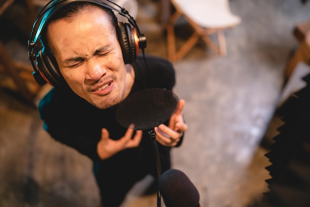 Artista cantor trabalhando para gravar um som e comunicação on-line de transmissão ao vivo trabalhando em casa