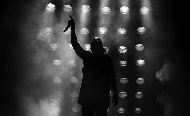 Artista com os braços levantados no palco