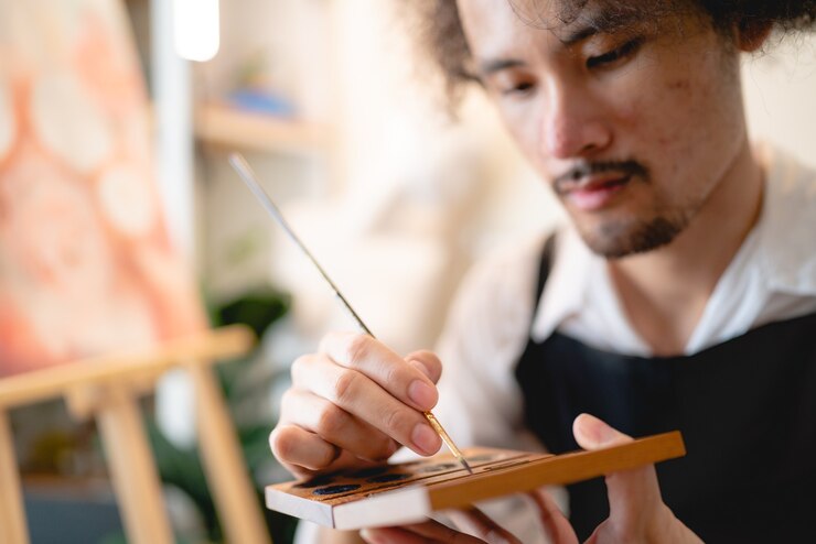 Foto artista creativo que trabaja en el arte de los colores para dibujar una imagen con pintura de pincel en el hobby, taller de artesanía de herramienta de pincel de acuarela con lienzo en el estudio, caballete de paleta y fondo de diseño de arte