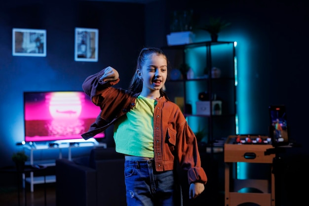 Artista da Geração Z faz coreografia de dança viral em apartamento iluminado por néon filmando com celular