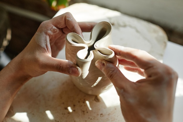 Artista dando forma a la cerámica de cerca