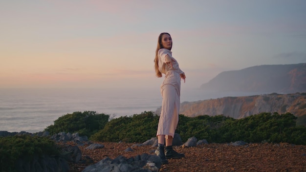 Artista de danza improvisada amanecer mujer de la colina del océano coreografía moderna