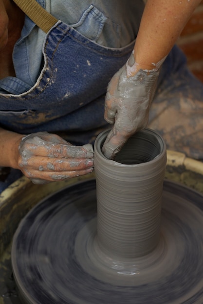 Artista de alto ângulo fazendo cerâmica