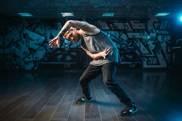 Artista de breakdance posando em estúdio de dança