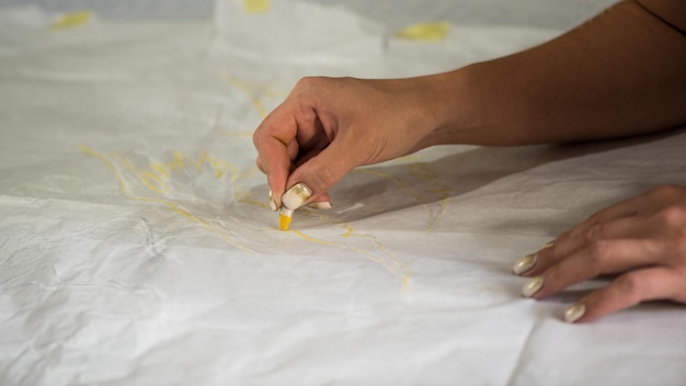 Artista decorador en el trabajo