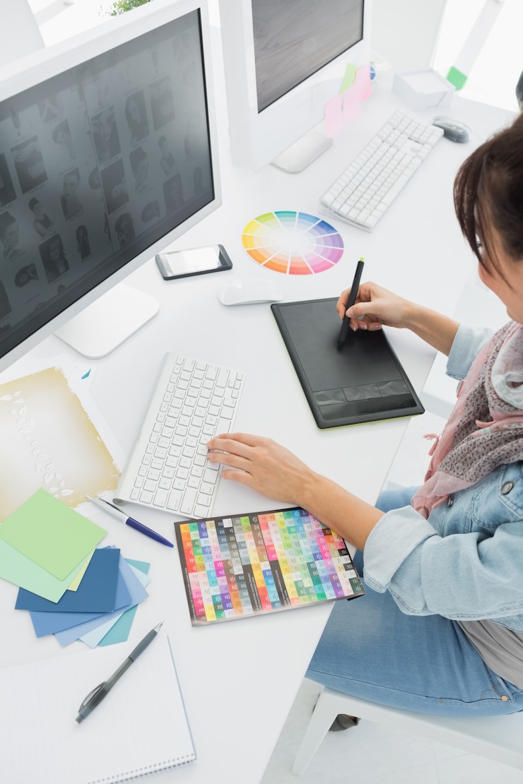 Foto artista desenhando algo no tablet gráfico