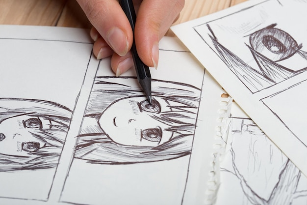 Artista desenhando uma história em quadrinhos de anime em um estúdio