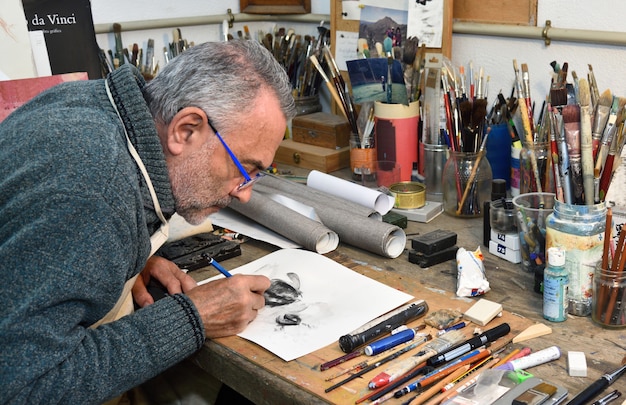 Artista dibujando en el estudio.