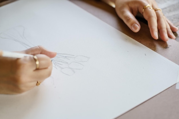 Artista dibujando a lápiz mujer dibujando bocetos Arte Pintura para principiantes hobby terapia de arte