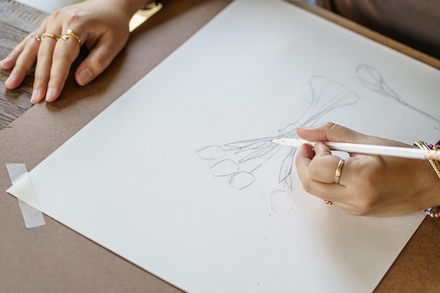 Artista dibujando a lápiz mujer dibujando bocetos Arte Pintura para principiantes hobby terapia de arte