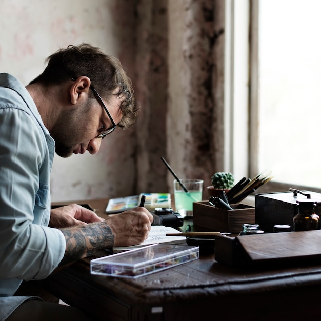 Artista dibujando en su mesa.