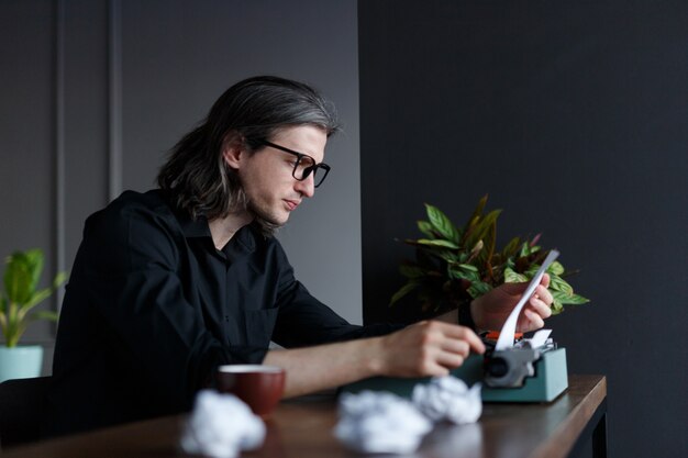 Artista digitando uma carta em casa