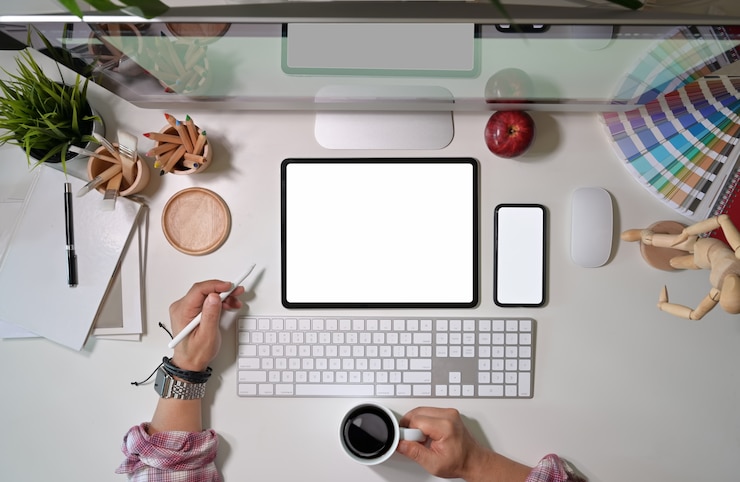Foto artista diseñador creativo trabajando en el espacio de trabajo del estudio.