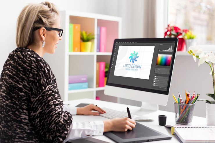 Foto artista de diseño gráfico trabajando en el diseño del logotipo del cliente.
