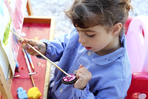 Artista escolar niña pintando acuarelas retrato