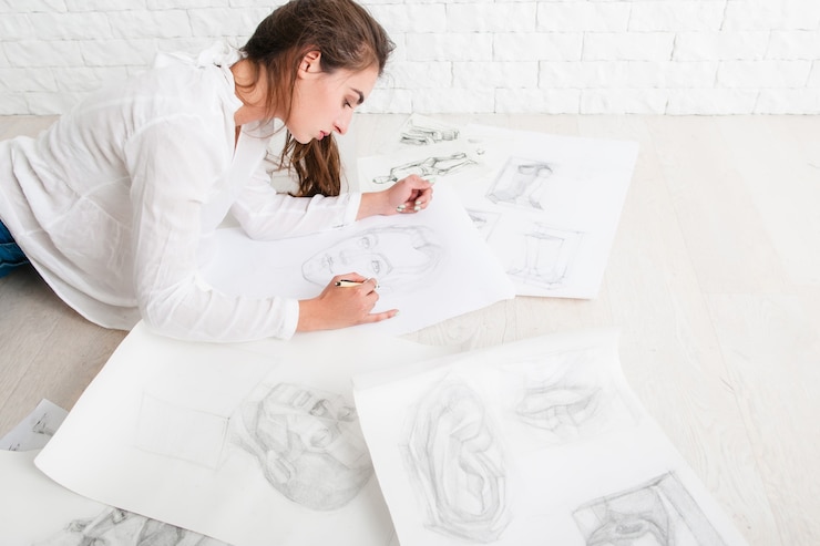 Foto artista de éxito de la mujer en el taller de dibujo
