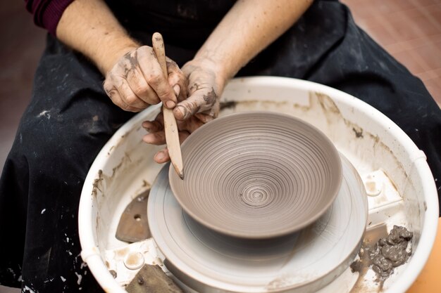 Artista faz cerâmica de barro em uma roda de giro