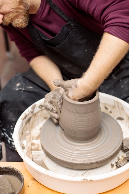 Artista faz cerâmica de barro em uma roda de giro