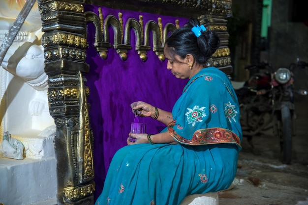 Artista fazendo uma estátua e dá os retoques finais em um ídolo do deus hindu Lord Ganesha em uma oficina de artista para o festival Ganesha