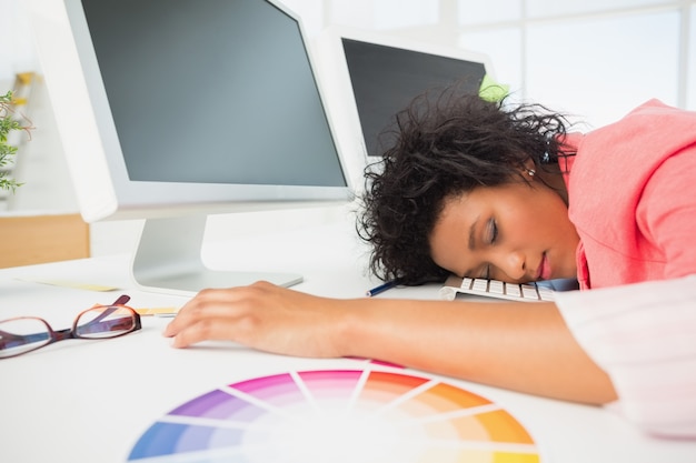 Artista femenina con la cabeza apoyada en el teclado