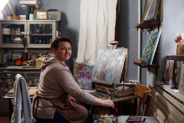 Una artista femenina se dedica a pintar en un estudio creativo.