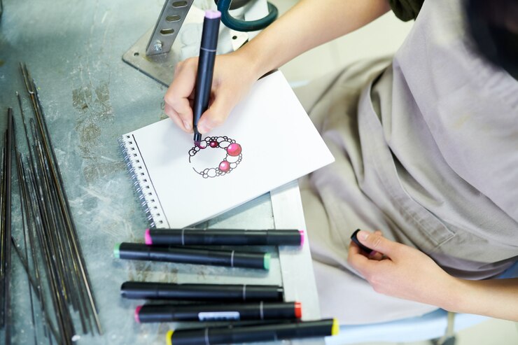 Foto artista femenina dibujo joyería boceto