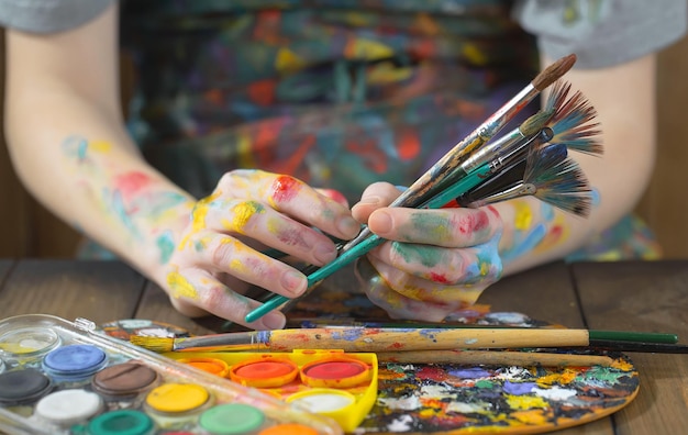 Artista femenina manos con pinceles