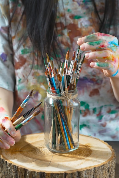 Artista femenina manos con pinceles