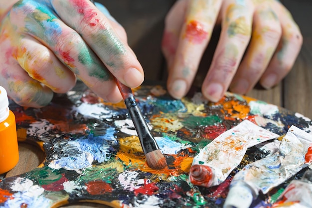 Foto artista femenina manos con pinceles