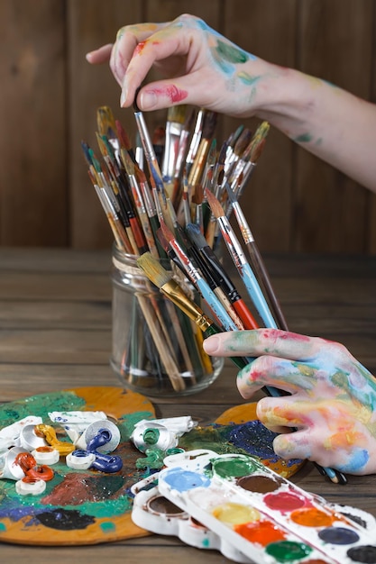 Artista femenina manos con pinceles