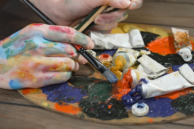 Artista femenina manos con pinceles