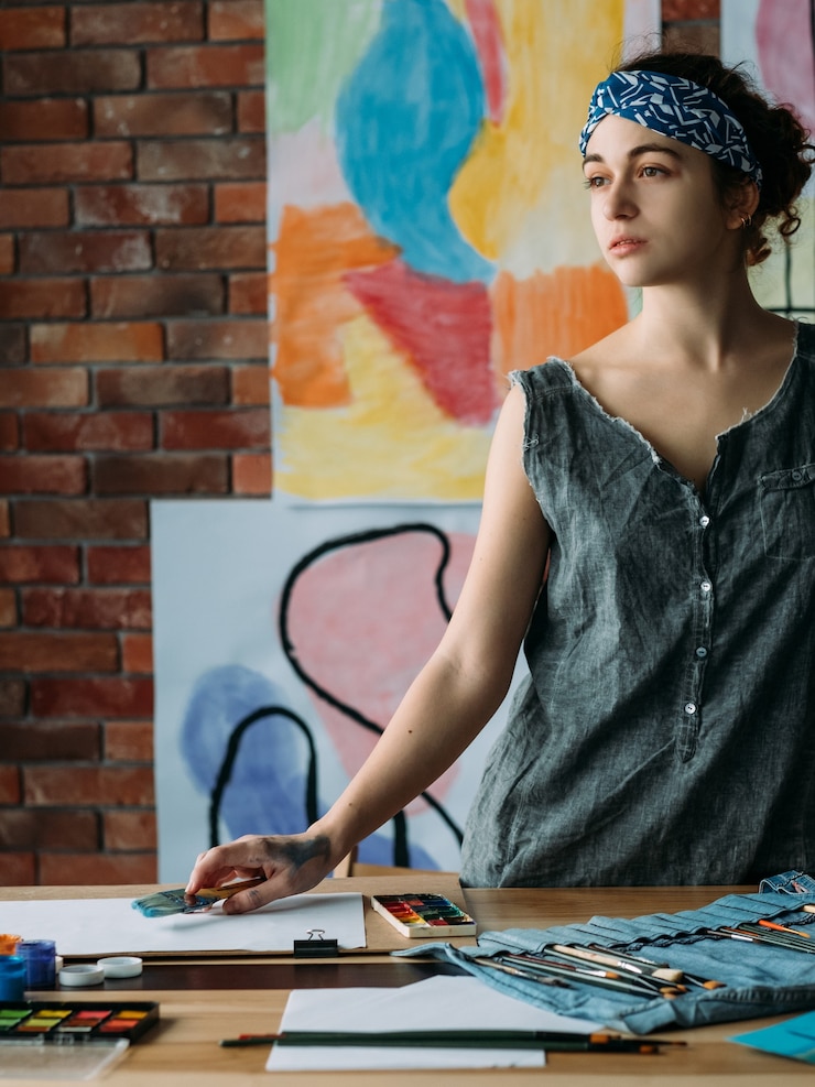 Foto artista femenina pintando en el espacio de trabajo creativo