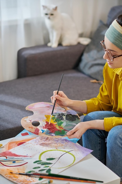 Una artista femenina trabajando en el estudio.