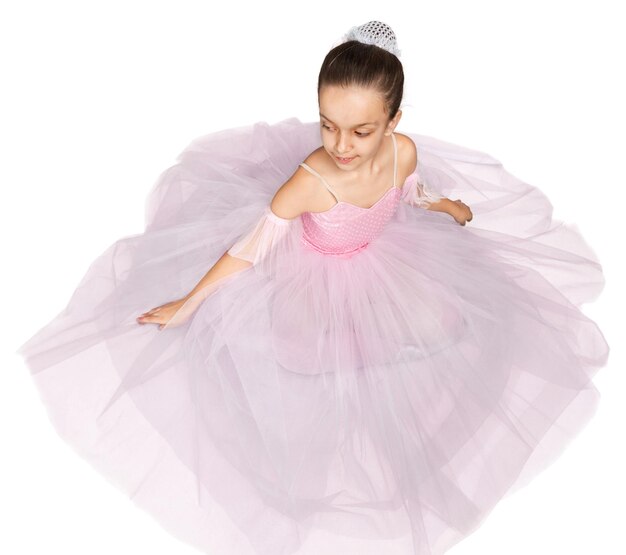Artista feminina infantil realizando balé graça dançando balé