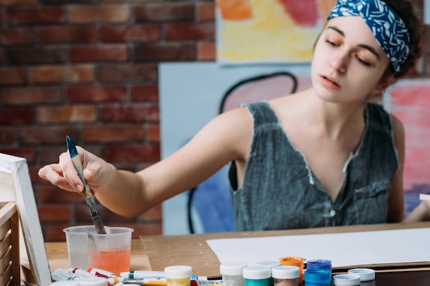 Artista feminina pintando em um espaço de trabalho criativo