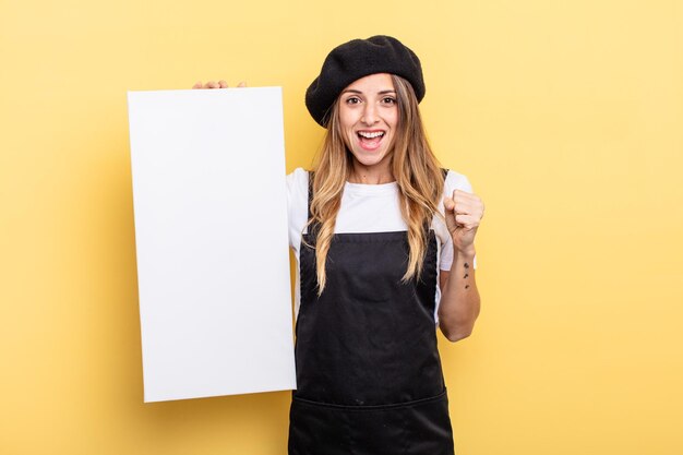 Artista feminina se sentindo chocada, rindo e comemorando o sucesso do conceito de tela vazia