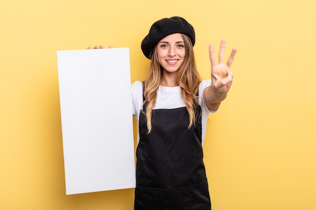 Artista feminina sorrindo e parecendo amigável mostrando o conceito de tela vazia número três