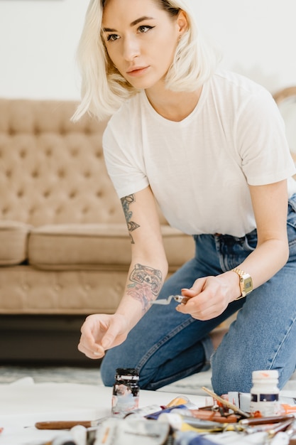 Artista feminina trabalhando em pintura em casa