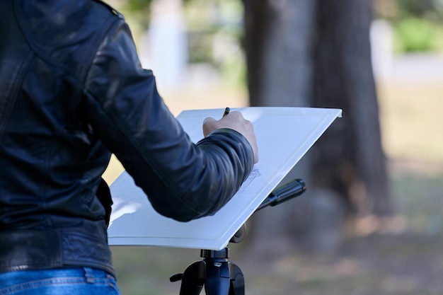 Artista ganha a vida pintando paisagens urbanas no parque