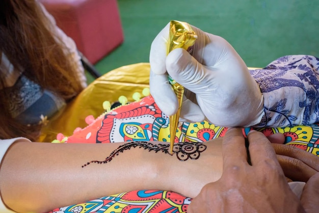 Artista hace hermosos diseños de henna o mehendi en bailarina de indiwan