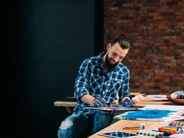 Artista ideia criatividade imaginação Homem sorridente manchado de tinta criando obras de arte Talento humano individualidade ocupação