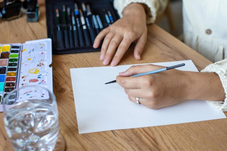Foto artista independiente del día artista que comienza una pintura de acuarela en un lienzo en blanco