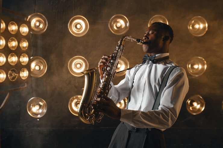 Foto artista de jazz negro toca el saxofón en el escenario