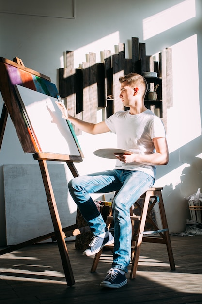 Artista jovem pinta uma imagem
