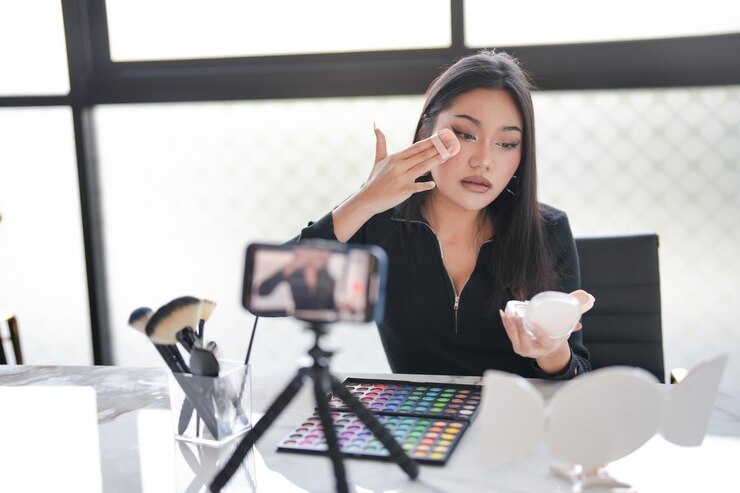 Foto artista de maquillaje asiática mujer profesional blogger vlogger está mostrando productos cosméticos con grabación de video influencer de belleza video de chica asiática marketing en línea
